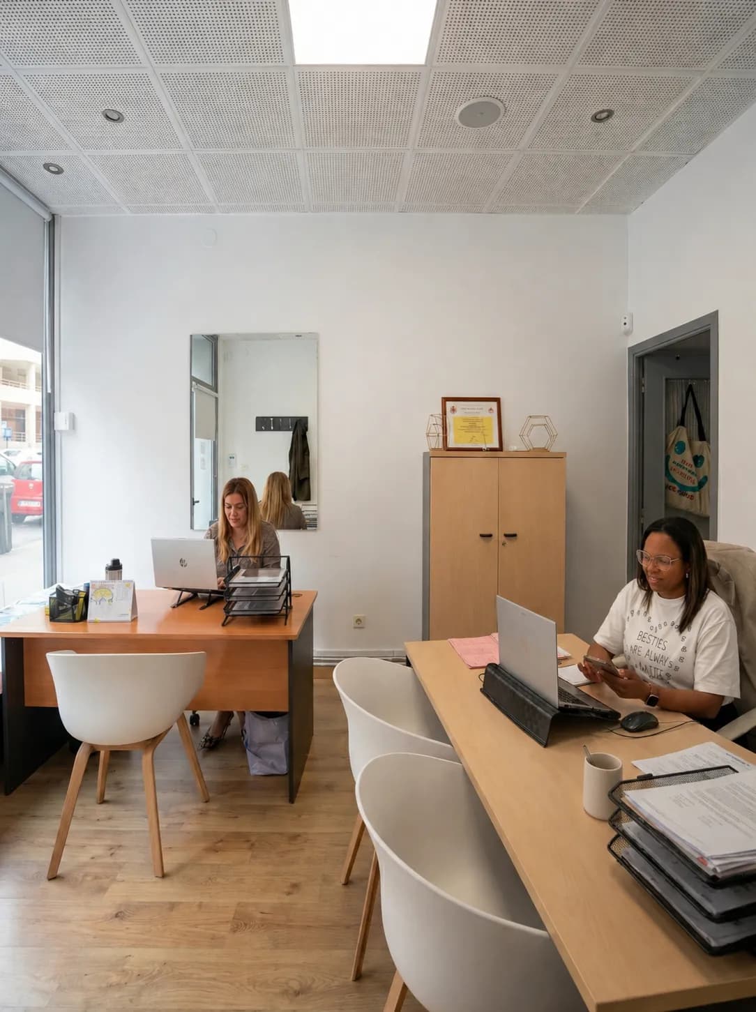Equipo de Eon Legal revisando un expediente de extranjería en A Coruña.